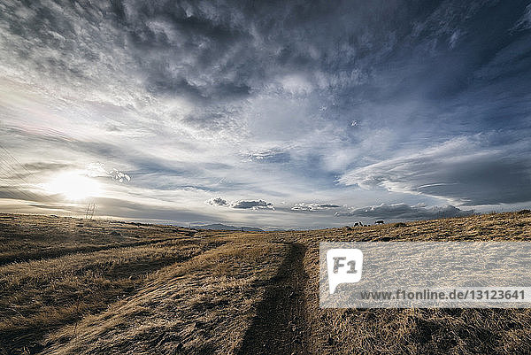 Landschaft bei bewölktem Himmel am sonnigen Tag