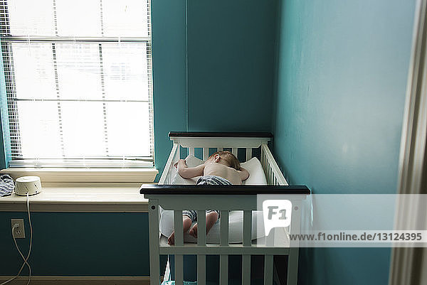 Junge schläft zu Hause im Etagenbett