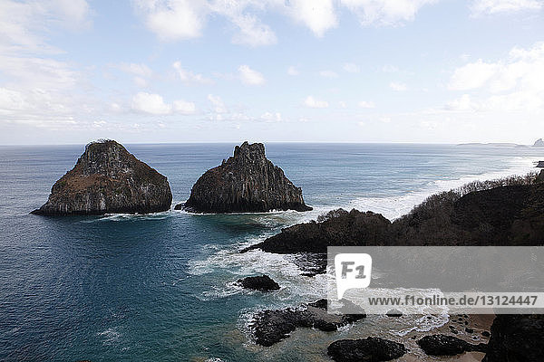 Szenische Ansicht von Felsformationen im Meer bei Fernando de Noronha gegen den Himmel