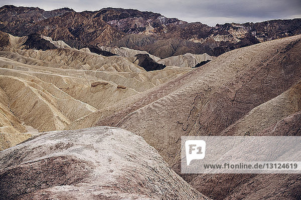 Panoramablick auf die dramatische Landschaft im Death Valley National Park