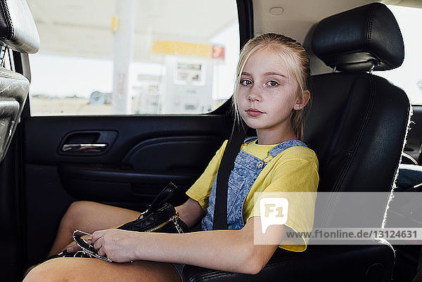 Porträt eines im Auto sitzenden Mädchens
