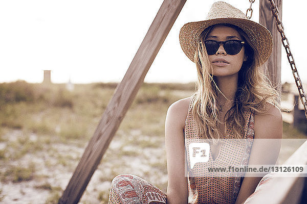 Nahaufnahme einer Frau mit Sonnenbrille auf dem Feld an einem sonnigen Tag