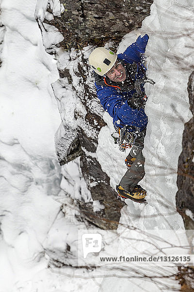 Hochwinkelaufnahme eines Wanderers beim Eisklettern in den White Mountains
