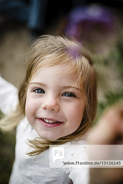 Hochwinkel-Porträt eines glücklichen kleinen Mädchens  das am Touristenort steht