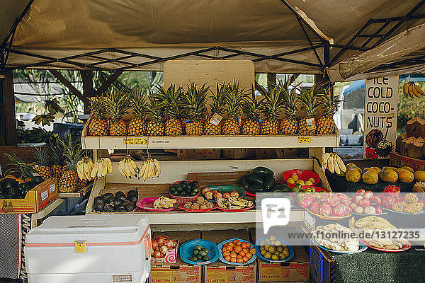Verschiedene Früchte am Marktstand arrangiert