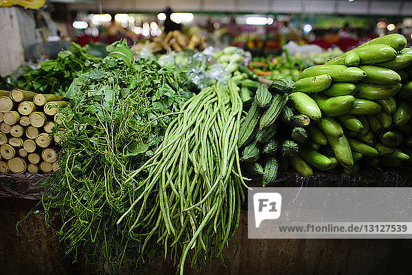 Verschiedene Gemüse zum Verkauf auf dem Markt