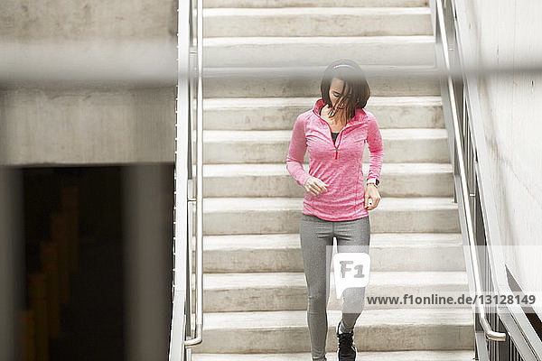 Hochwinkelansicht einer Frau  die auf Stufen trainiert
