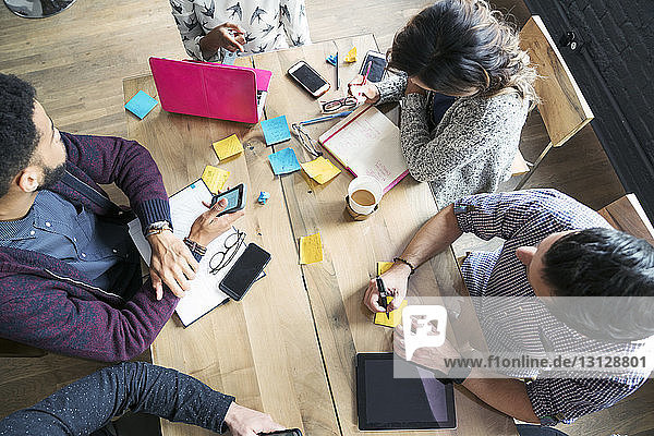 Hoher Blickwinkel auf Geschäftsleute  die planen  während sie im Büro sitzen
