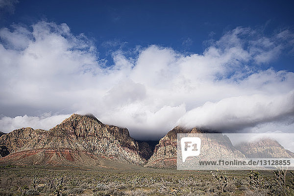 Blick auf die Berge der Red Rock Canyon National Conservation Area bei bewölktem Himmel