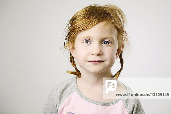 Porträt eines lächelnden Mädchens vor weissem Hintergrund
