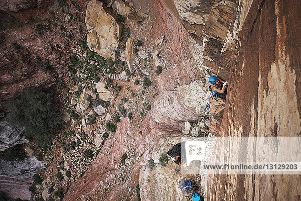 Wanderin besteigt Berge im Naturschutzgebiet Red Rock Canyon National Conservation Area