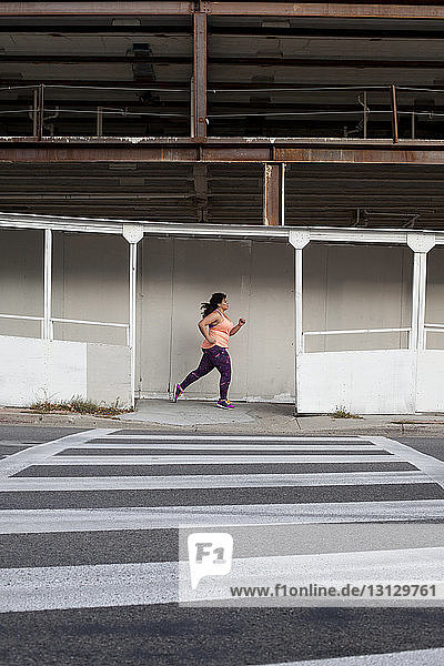 Seitenansicht einer Frau  die auf der Straße joggt