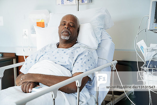 Älterer Patient schläft im Bett auf der Krankenhausstation