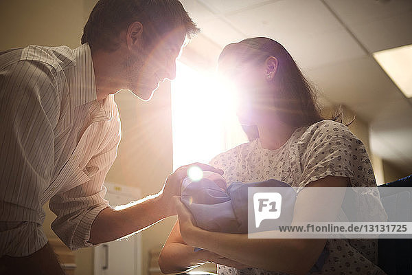 Niedrigwinkelansicht eines Paares  das ein Neugeborenes im Krankenhaus hält