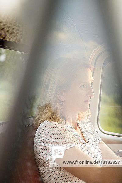 Seitenansicht der im Auto sitzenden Frau