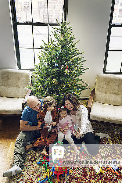 Familien-Videokonferenzen  während man zu Hause am Weihnachtsbaum sitzt