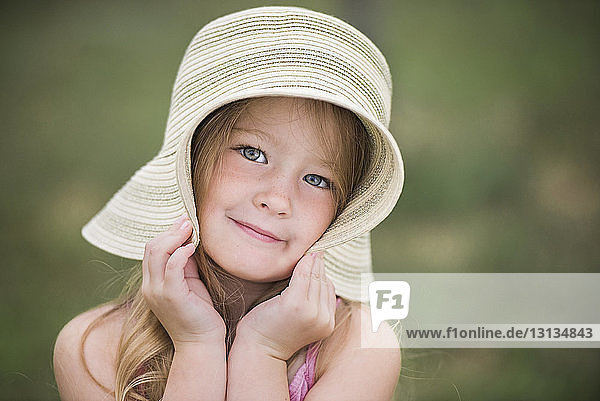Porträt eines süßen Mädchens mit Hut
