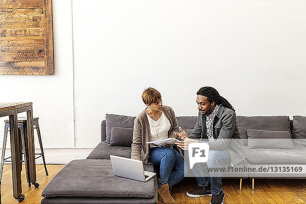 Kreative Geschäftsleute sitzen bei Besprechungen im Büro auf dem Sofa