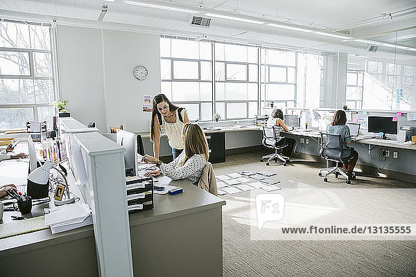 Geschäftsfrauen  die an Schreibtischen im Büro arbeiten