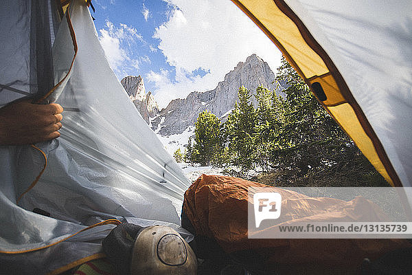 Abgehackte Hand eines Wanderers im Zelt im Grand-Teton-Nationalpark
