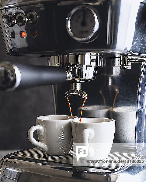 Kaffee aus der Espressomaschine zu Hause