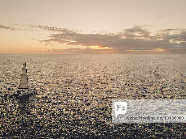 Hochwinkelansicht des Bootes auf dem Meer gegen den Himmel bei Sonnenuntergang