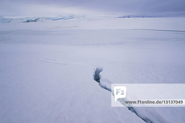 Hochwinkelansicht eines auf See entstandenen Risses auf Ross Island in der Antarktis