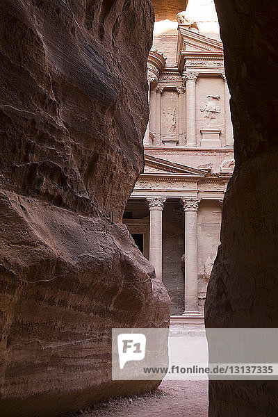 Das antike Petra durch einen felsigen Korridor gesehen