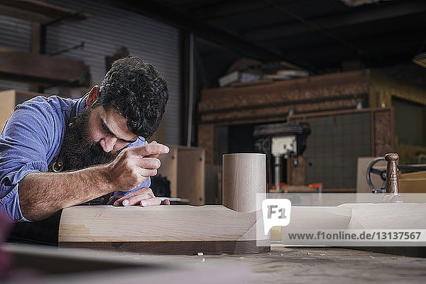 Konzentrierte Schreinerei zur Herstellung von Holzausrüstung in der Werkstatt