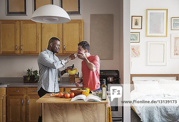 Mann füttert den Partner zu Hause mit Nahrung