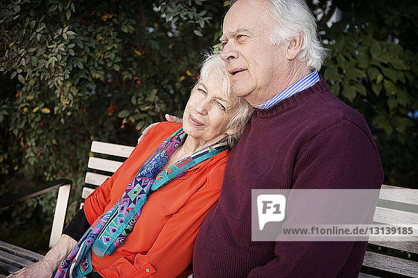 Älteres Ehepaar entspannt auf Parkbank