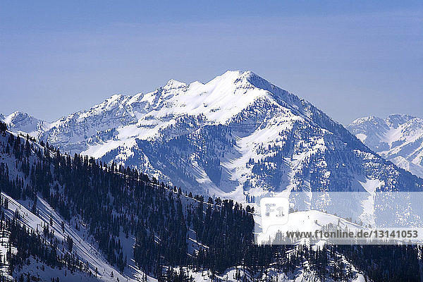 Panoramablick auf schneebedeckte Berge
