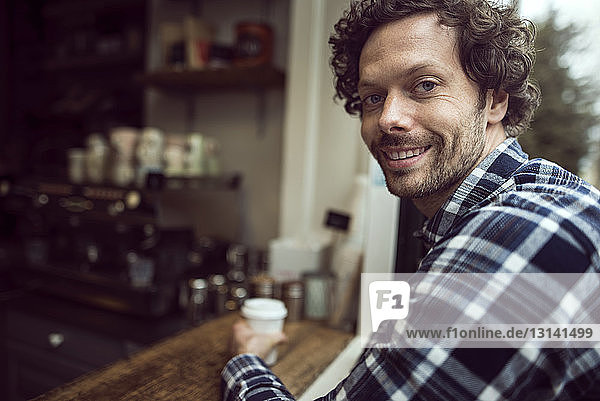 Seitenansicht Porträt eines glücklichen Mannes  der im Café sitzt