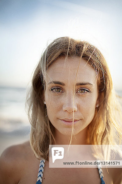 Nahaufnahme-Porträt einer schönen Frau am Strand
