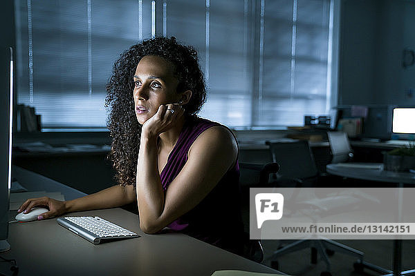 Geschäftsfrau  die am Desktop-Computer am Schreibtisch im Büro arbeitet