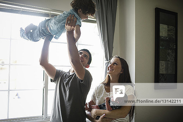 Glückliche Eltern mit Söhnen  die sich zu Hause wohlfühlen