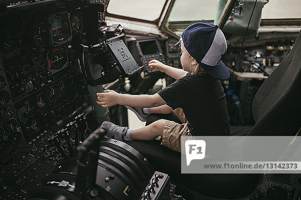 Junge sitzt im Cockpit