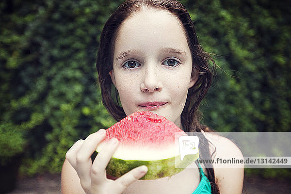 Nahaufnahme-Portrait eines Mädchens  das eine Wassermelonenscheibe isst