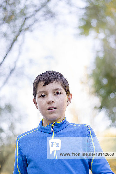 Porträt eines selbstbewussten Jungen im Park