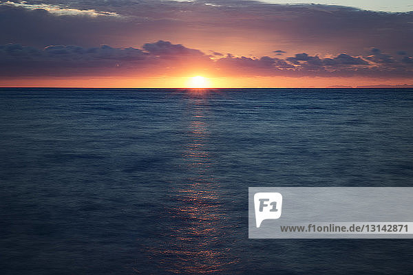 Szenische Ansicht des Meeres bei Sonnenuntergang