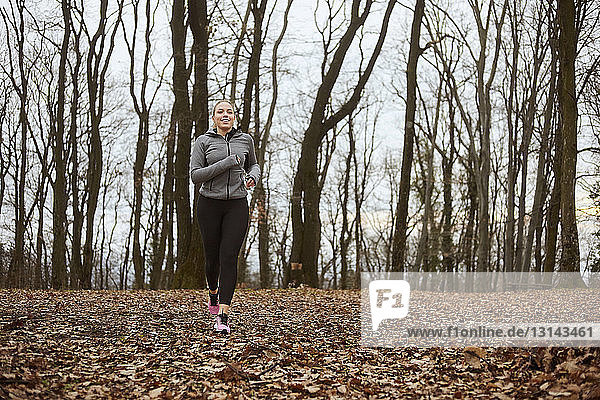 Frau joggt auf dem Feld im Fruska-Gora-Nationalpark