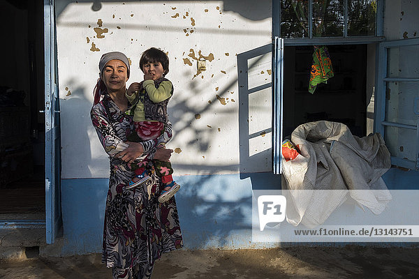 Usbekistan  Umgebung von Samarkand  einheimische Familie  Porträt