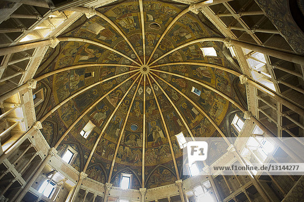 Italien  Emilia Romagna  Parma  das Baptisterium von Benedetto Antelami beschließt den Übergang von der Romanik zur Gotik. Kuppel  Gewölbe