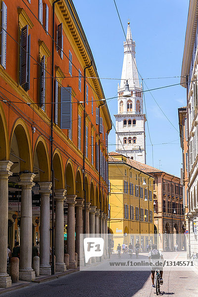 Italien  Emilia Romagna  Modena  Glockenturm der Kathedrale im Hintergrund