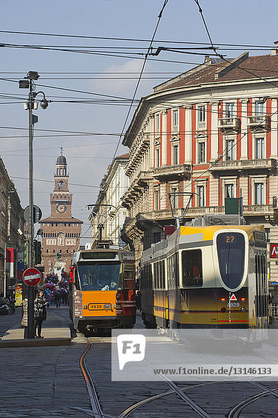 Italien  Mailand  Straßenbahn auf Goldschmiede  im Hintergrund der Filarete-Turm des Castello Sforzesco
