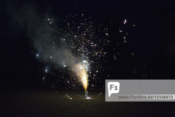 Feuerwerk auf einem Feld bei Nacht