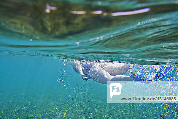 Schnorchler schwimmt unter Wasser