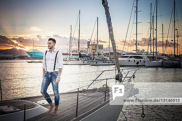 Junger Mann entspannt sich auf einer Yacht  Cagliari  Sardinien  Italien