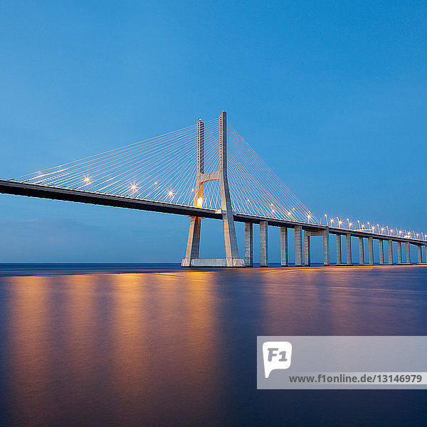 Vasco-da-Gama-Brücke bei Nacht