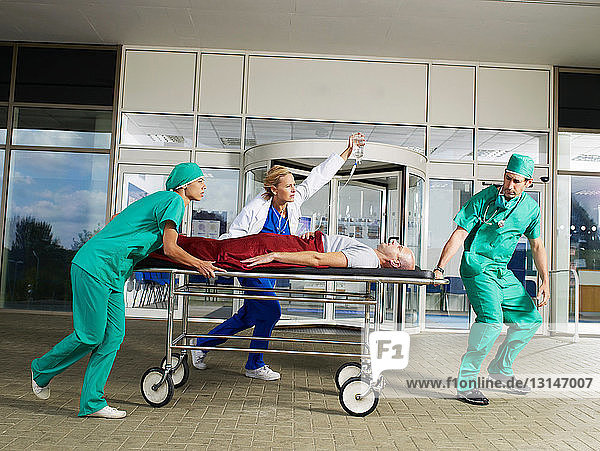 Medizinisches Team vor dem Krankenhaus